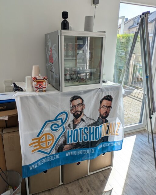 Unseren Hotshotdealz Drink könnt ihr jetzt gerne probieren. 😜 Lasst uns ein Feedback da. Scannt den QR-Code auf der Dose. Wir freuen uns über jede Meinung und sagen vorab Dankeschön 😘. Und nochmals Danke an die Partner Calfornia Sun Bedburg und AH Fahrschule die uns die Fläche zur Verfügung stellen.