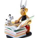 317224-Asterix-sitzt-auf-Buecherstapel-Sammelfigur