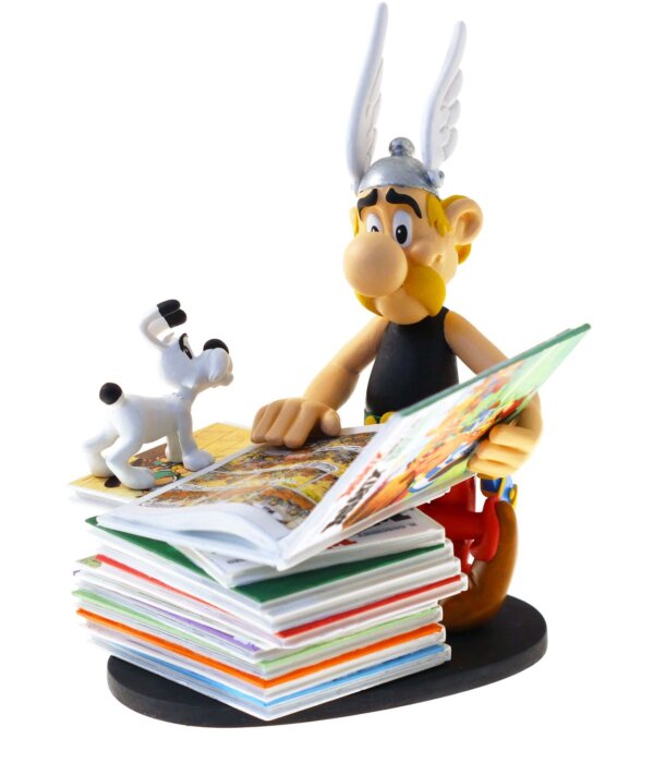 317224-Asterix-sitzt-auf-Buecherstapel-Sammelfigur