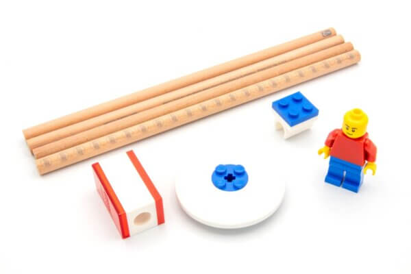 366152-LEGO-Schreibwarenset-4-Bleistifte--1-Bleistiftspitzer--1-Radiergummi--1-Topper--1-Legofigur